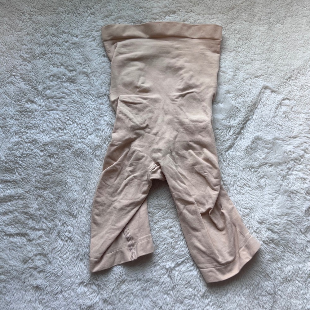 SKIMS Women Sculpting Short Mid Thigh Open Gusset Sand Nude Shapewear Small NWOT